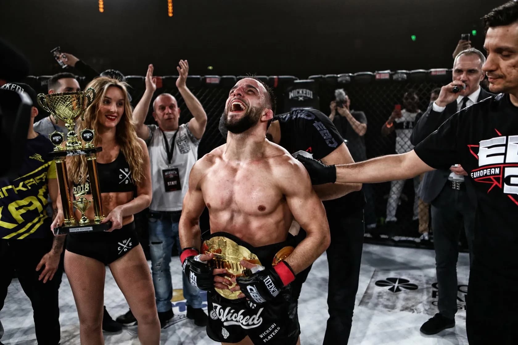 Peter Ligier, fundador da Badazz Station, com a ceintura European Beatdown